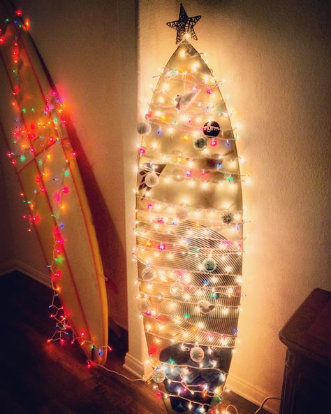 Surfboard Christmas Tree, Island Christmas Tree, Christmas Surfboard, Summer Christmas Aesthetic, Margaritaville Christmas, Surf Christmas, Surfing Christmas, Caribbean Christmas, Beach Christmas Decorations