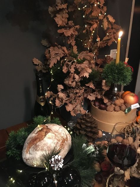 Orthodox Christmas Aesthetic, Novogodisnje Dekoracije, Dekoracija Stola, Serbian Christmas, Serbian Culture, Orthodox Christmas, Cute Christmas Cookies, Wood Centerpieces, Home Lighting Design