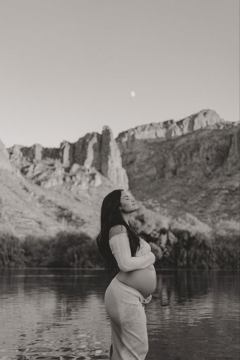 Arizona is no doubt one of favorite places to travel! I absolutely adore the desert scenery and beauty red rocks! There so many great places for photos like Salt River in Mesa, Arizona. This place was not only perfect for maternity, but also couples, families, and engagements! This mama’s maternity outfit is simple, classy, and definitely flattering. Mexico Maternity Photos, Arizona Maternity Photoshoot, Maternity Desert Photoshoot, Tahoe Maternity Photos, Iceland Maternity Photos, Maternity Photography Arizona, Maternity Photos Waterfall, Arizona Maternity Photos, Maternity Shoot Mountains