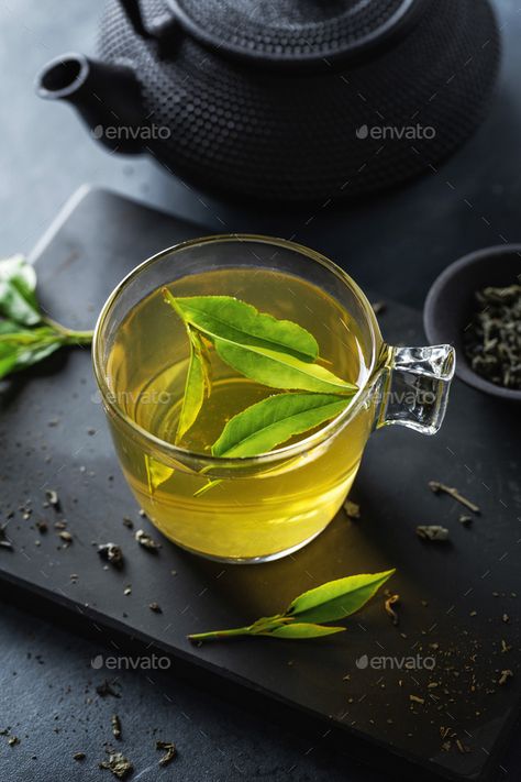 Green Tea Aesthetic, Fat Burning Lunch, Plate On Table, Cup On Table, Healing Tea Recipes, Hot Green Tea, Green Tea Cup, Ginger Detox, Tea For Colds