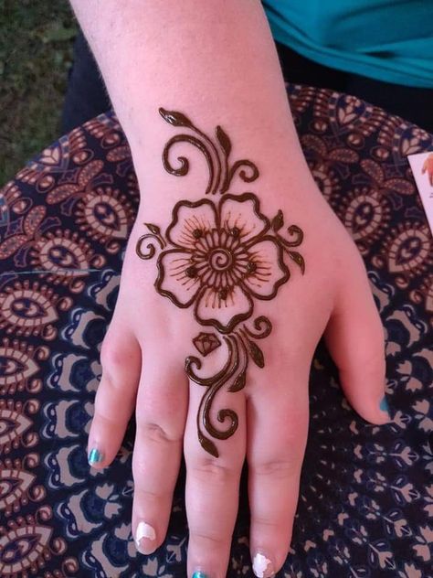 Henna Flower Hand Designs, Mehndi Designs In Small Hands, Hena Design Hand For Kids, Mendhi For Children, Toddler Henna Design, Eid Henna Designs Simple For Kids, Simple Mehndi Designs For Kids Easy Henna Tattoo Ideas, Simple Henna Disgn, Mehndi Art Designs Easy Simple