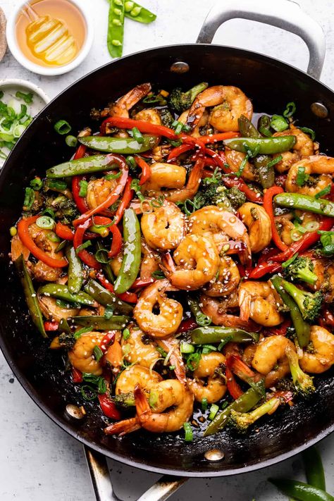 Dive into sweet and savory flavors with this Healthy Garlic Shrimp Stir Fry. Made with loads of veggies and seasonings, it's a must-try for this week's dinner lineup! Shrimp Snap Peas, Healthy Shrimp Stir Fry Clean Eating, Shrimp And Edamame Recipe, Shrimp And Green Beans Stir Fry, Healthy Garlic Shrimp, Garlic Shrimp Stir Fry, Shrimp Keto, Stir Fry Shrimp Recipes, Healthy Stir Fry