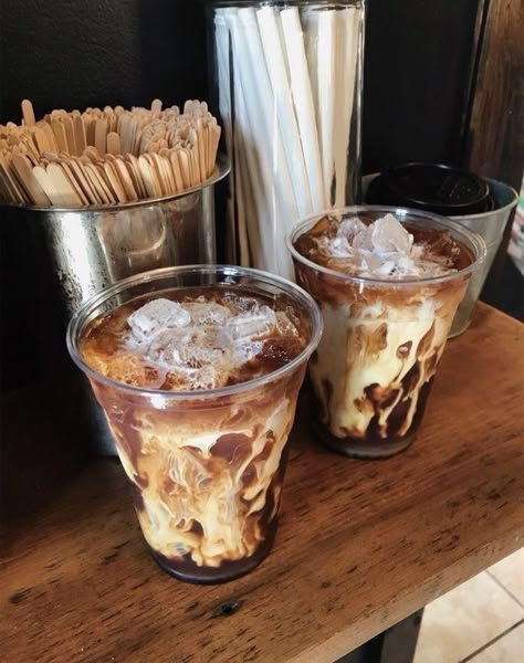 Plats Healthy, Coffee Obsession, Pretty Drinks, Vintage Market, Coffee Addict, Pretty Food, Aesthetic Food, Iced Coffee, Good Eats