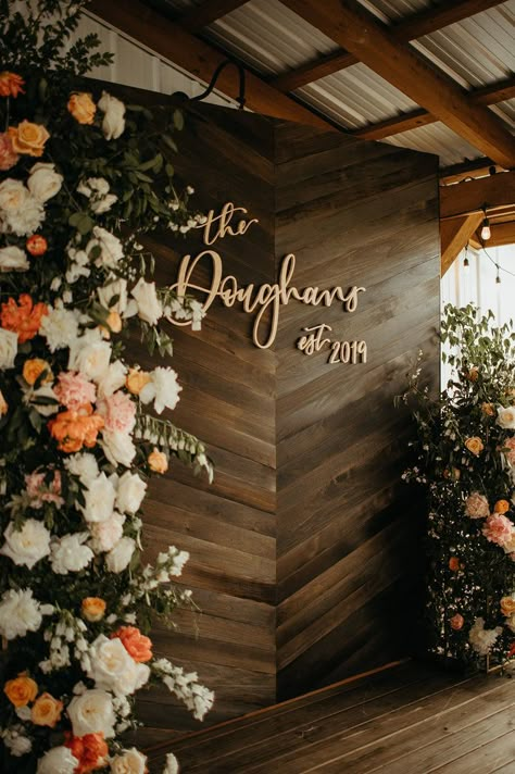 Wood Backdrop Wedding, Wood Wall Backdrop, Wedding Photo Walls, Photowall Ideas, Minimalist Dekor, Photo Backdrop Wedding, Wedding Backdrop Design, Wood Backdrop, Wedding Wall