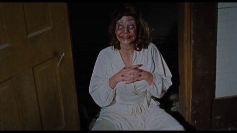 What a smile! in The Evil Dead  1981    #EvilDead #TheEvilDead #Horror #HorrorMovie The Evil Dead 1981, The Blair Witch Project, Evil Dead 1981, The Evil Dead, Sam Raimi, Spooky Movies, 80s Horror, Horror Movie Icons, Susan Sarandon