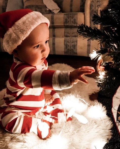 Holiday Baby Pictures, Baby Christmas Photoshoot, Baby Holiday Photos, Baby Christmas Crafts, Baby Christmas Photography, Photo Bb, Broken Windows, Christmas Baby Pictures, Christmas Family Photoshoot