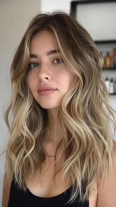 Cabello rubio avellana claro Blond Hair Ideas Color, Wavy Blonde Balayage, New Hair Inspiration, Blond Balayage Dark Roots, Gradient Hair Brown To Blonde, Half Balayage Blonde, Balayage Hair Blonde 2024, Dark Base Blonde Balayage, Dirty Blonde Hair With Dark Roots