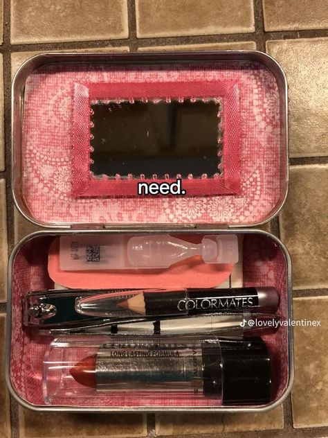 Mint Tin Crafts, Small Organizer, Outfit Drawing, Altoids Tins, Inside My Bag, Mint Tins, Handbag Essentials, What In My Bag, Organizer Storage