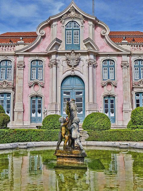 Fountain and Façade Queluz National Palace in Portugal. Official Residence, Castle Mansion, Famous Castles, Visit Portugal, The Royal Family, Portugal Travel, Spain And Portugal, Lisbon Portugal, Beautiful Buildings