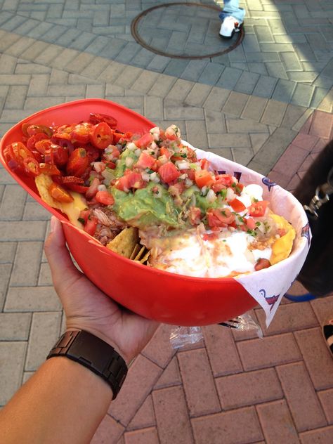 Helmet NACHOS #ballpark #nachos #foodporn Baseball Nachos, Ballpark Food Ideas, Ballpark Nachos, Stadium Food, Ballpark Food, Nacho Bar, Food Photoshoot, Concession Stand, Baseball Game