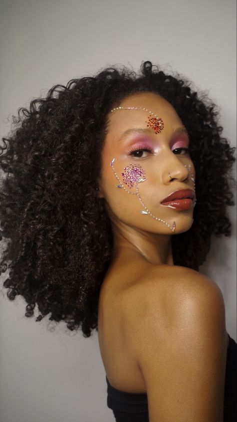 Flower Rhinestone Makeup, Extreme Makeup, Rhinestone Makeup, G Photos, Makeup Styles, Curly Girl, Aesthetic Makeup, Makeup Inspo, Fashion Makeup