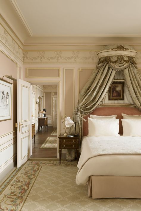 The César Ritz suite overlooks the Place Vendôme.the Ritz Paris reopened his doors Bed Crowns, Luxury Hotels Paris, Ritz Paris, Gorgeous Interiors, Classic Bedroom, Dreamy Bedrooms, Resting Place, Interior Modern, Design Del Prodotto