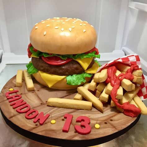 Burger And Fries Cake, Hamburger Cake Birthdays, Burger Cake Birthday, Hamburger Cake Ideas, Cakes That Look Like Food, Cheeseburger Cake, Cakes For Teenagers, Hamburger Cake, Burger Cake