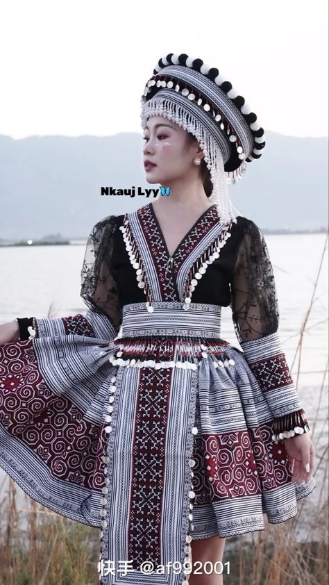 Hmong Clothes, Thai Clothes, Traditional Dresses Designs, Dance Clothes, Art Base, Community Board, Dance Outfits, Traditional Dresses, Traditional Outfits