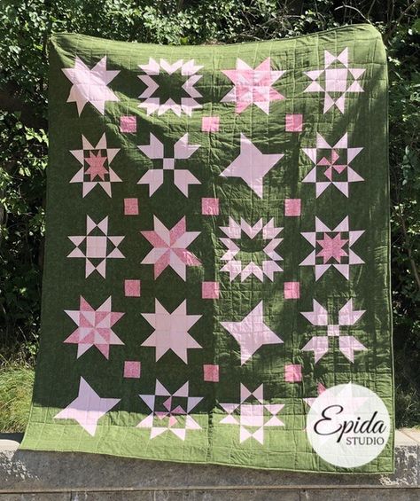 Pink Quilt Pattern, Quilt Colour Schemes, Pink And Green Quilts Ideas, Beginning Quilting Projects, Pink And Green Quilt, Pink And Green Quilts, Quilt Color Combinations, Quilting Projects For Beginners, Dark Green Quilt