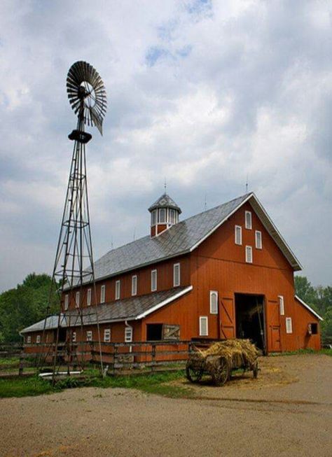 Beautiful old barn Big Red Barn, Horse Barn Plans, American Barn, Barn Pictures, Tack Shop, Country Barns, Barns Sheds, Stone Barns, Farm Photo