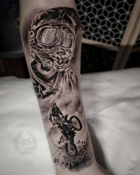 Tattoo Motocross, Motocross Tattoo, Dirt Bike Tattoo, Tattoo Bike, Cross Tattoo On Hand, Fly Fishing Tattoo, Bike Tattoo, Herren Hand Tattoos, Mangas Tattoo