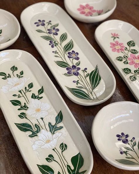 Ceramic Tray Painting Ideas, Theme Instagram, Handmade Ceramics Plates, Pottery Pots, Diy Glass Bottle Crafts, Pottery Painting Designs, Ceramic Tray, Pottery Crafts, Ceramics Pottery Art