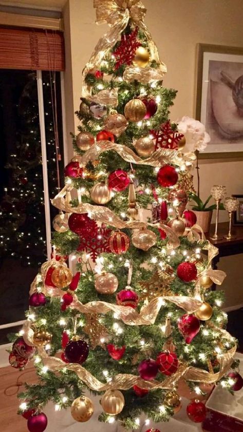 Christmas Tree Decorated, Christmas Tree Inspo, Red And Gold Christmas Tree, Gold Christmas Tree Decorations, Tree Inspiration, Christmas Tree Decorating Themes, Elegant Christmas Trees, Gold Christmas Decorations, Christmas Tree Inspiration