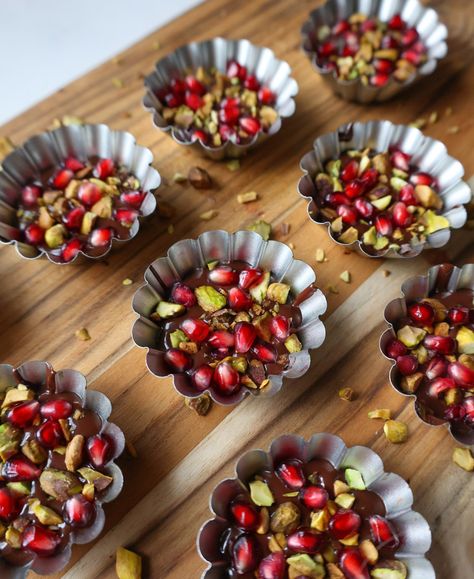 Pomegranate Pistachio Chocolate Cups - Colorful Superfoodie Pomegranate Chocolate, Pomegranate Pistachio, Pomegranate Dessert, Pistachio Chocolate, Easy Treats To Make, Pistachio Butter, Easy Treat, Chocolate Dessert Recipes, Healthy Sweets Recipes