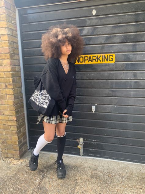 Afro Alternative Fashion, Outfits With Afro Hair, Black Alternative Girl Outfit, Alternative Black Women, Afro Outfits, Black Alternative Girl, Streetwear Girl, Pelo Afro, Look Rock