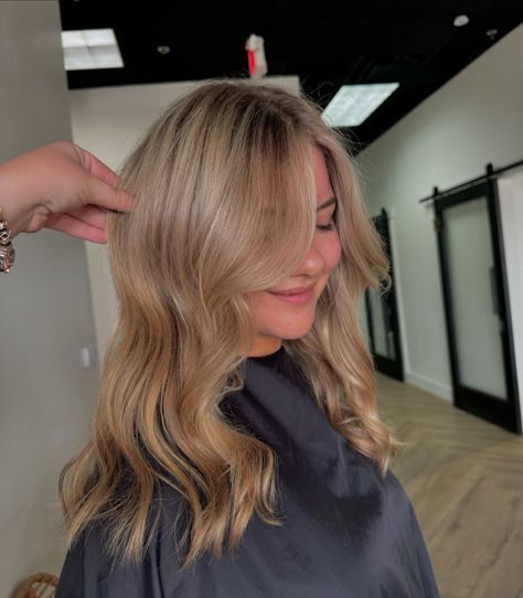 The softest honey blonde 🍯 • • • • • • • • • • Lightened @schwarzkopfpro Lowlights @lorealpro Gloss @goldwellus ��• • • • • • • • #azhairstylist #azhairsalon #brightblonde #gilbertsalon #gilberthairstylist #gilberthair #gilberthairstudio #gilberthairdresser #scottsdaleblonde #scottsdalebalayage #scottsdalesalon #scottsdalehair #scottsdalehairsalon #tempesalon #phxhairsalon #azlivedincolor #azbrunette#arizonablonde #arizonastylist #arizonasalon #arcadiahairstylist #chandlerblonde #gilbertblonde Balayage, Money Blonde, Old Money Blonde, Honey Hair, Bright Blonde, Hair Dresser, Hair Studio, Honey Blonde, Brunettes