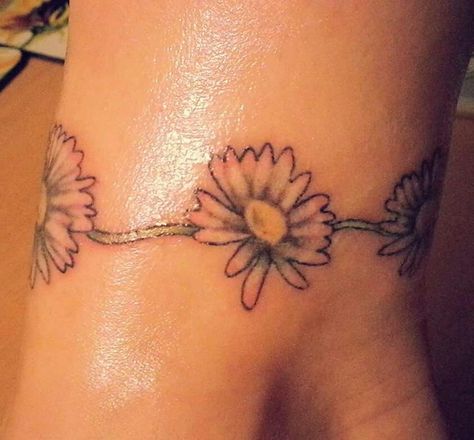 My cute daisy chain around my ankle love =) Daisy Chain Tattoo Ankle, Mums Tattoo, Ankle Tats, Daisy Chain Tattoo, Small Daisy Tattoo, Daisy Tattoos, Ankle Tattoo For Girl, Daisy Tattoo Designs, Tattoo Ankle