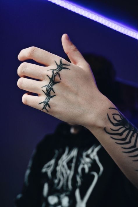 Men Behind Ear Tattoo Design, Gothic Hummingbird Tattoo, Barbed Wire Finger Tattoo, Oubaitori Tattoo, Barbed Wire Hand Tattoo, Edgy Hand Tattoos, Finger Tattoos For Guys, Tattoo Biceps, Knuckles Tattoo