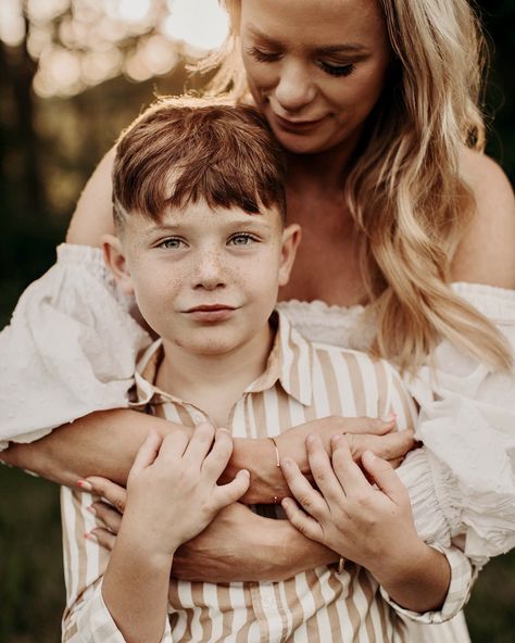 Mother Son Poses, Mommy Son Pictures, Mom And Me Photos, Mother Son Photos, Son Photo Ideas, Motherhood Photos, Mommy And Me Photo Shoot, Family Photoshoot Poses, Mother Son Photography