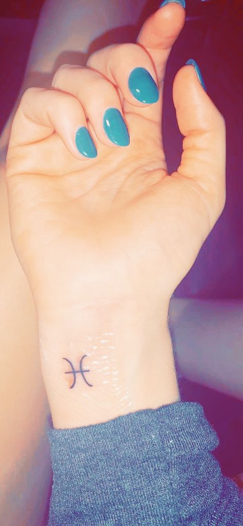 Pisces Tattoo #pisces #tattoo #piscestattoo #wrist #astrology Pisces Simple Tattoo, Pisces Tattoo Wrist, Tiny Pisces Tattoos, Pisces Wrist Tattoo, Astrology Tattoo Pisces, Pisces Finger Tattoo, Simple Pisces Tattoo, Small Pisces Tattoos, Tattoo Designs Pisces