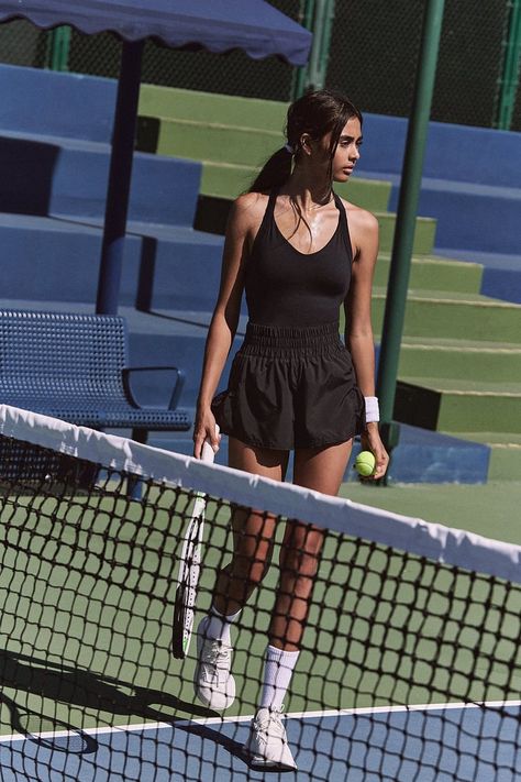 Skort Workout Outfit, Bright Sporty Outfits, All Black Tennis Outfit, Black Sport Shorts Outfit, Tennis Shorts Outfit, Black Running Shorts Outfit, Tennis Outfit Shorts, Sporty Outfits Shorts, Black Sporty Outfit