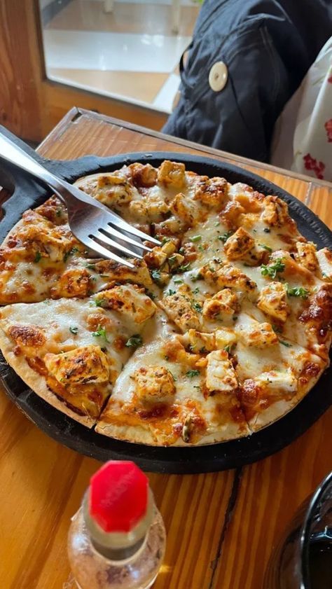 Indian Food Pics, Pizza Pic, Indian Pizza, Paneer Pizza, Indian Fast Food, Indian Love, Pizza Aesthetic, Afghan Food Recipes, Foodie Pics