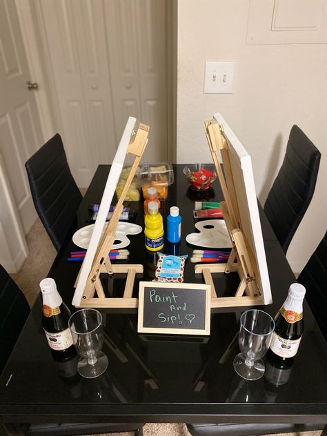 Painting Date Ideas At Home, Paint And Sip Night At Home, Home Date Night Setup, Date Ideas Night Time, Diy Painting Date Night, Sip And Paint Ideas At Home, Cute Paint Date Ideas, Boyfriend And Girlfriend House Decor, Cute Surprise Dates For Boyfriend