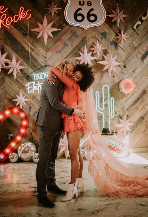 Shed Wedding, Pink Veil, Colored Wedding Dress, Mini Wedding Dresses, Rock My Wedding, Neon Wedding, Retro Wedding, Las Vegas Weddings, Vegas Wedding