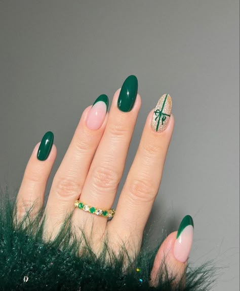 Christmas Vacation Nails, Green Nails Christmas, Christmas Green Nails, Present Nails, Uñas Ideas, Nails Designer, Dark Green Nails, Ongles Nails, Christmas Nails Easy