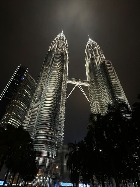 malaysia petronas twin towers aesthetic night time night shot bright lights Twin Towers Aesthetic, Twin Towers Malaysia, Malaysia Aesthetic, Stolen Pics, Kuala Lumpur Travel, Petronas Twin Towers, Story Background, Petronas Towers, Lux Life