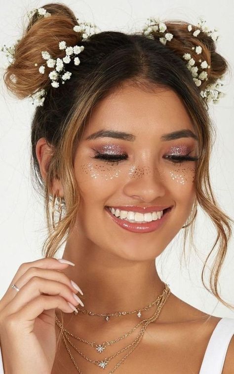 Gold Freckles, Coachella Make-up, Look Da Festival, Music Festival Makeup, Coachella Makeup, Make Carnaval, Festival Makeup Glitter, Festival Make Up, Concert Makeup