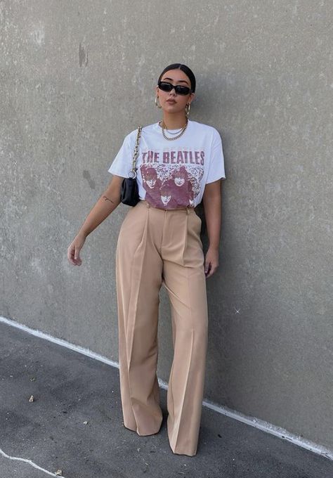 Trendy Slacks Outfit, Trousers T Shirt Outfit, Palazzo Pant Work Outfit, Graphic Tee Outfit Dressy Chic, Trousers And Graphic Tees, Business Casual T Shirt Outfit, Graphic Tee With Trousers, Graphic Tees Business Casual, Business Casual Graphic Tee Outfit