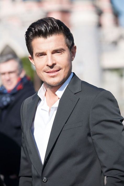 Vincent Niclo : cette triste raison pour laquelle le chanteur passe toujours les fêtes de Noël à létranger - Closermag.fr A R, Suit Jacket