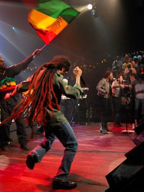 Damian Marley Concert. Them crazy dreads...very impressive^~^ Damien Marley, Marley Locs, Reggae Concert, Marley Brothers, Kingston Town, Marley Family, Rastafarian Culture, Damian Marley, Jah Rastafari