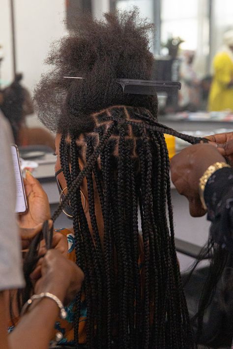 Getting Hair Braided Aesthetic, Black Hair Culture, Hair Braiding Aesthetic, Black Woman Getting Hair Done, Hair Braiding Photoshoot, Black Women Doing Hair, Braid School Hairstyles, People Braiding Hair, Hands Braiding Hair