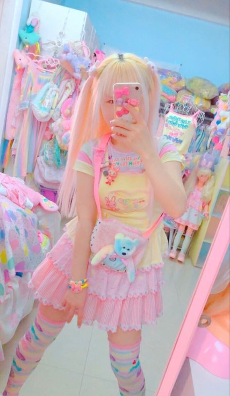 Decora Outfits Pastel, Bubblegumcore Aesthetic Outfits, Kidcore Pastel Outfit, Soft Kidcore Outfits, Pastel Decora Fashion, Yume Kawaii Outfit Ideas, Pastel Clowncore Fashion, Candy Core Outfits, Candycore Outfits