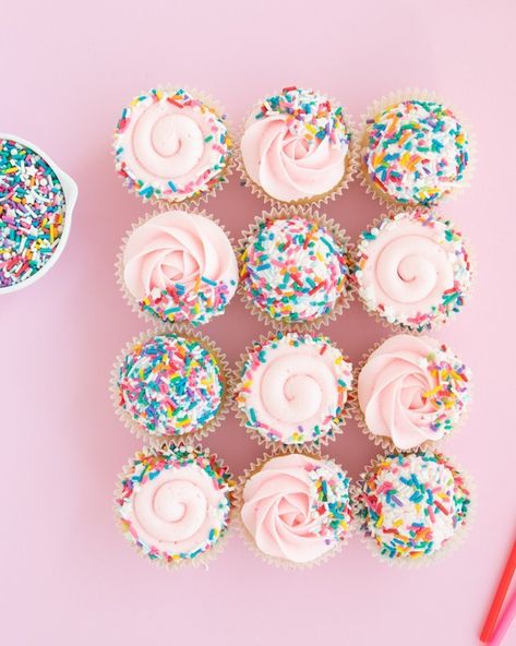 Ever wondered, how many sprinkles are needed to cover your cupcakes? We've got the answer for you! Just like in our sprinkle cake post, we show you a few different coverage options and how much is used for a dozen and more cupcakes. Don't be left over buying anymore, use our sprinkle cupcakes chart to see exactly how much you need for full coverage, rolling the edges for a perfect border, and side trimmed dipped sprinkle cupcakes! #sprinklecupcakes #rainbowcupcakes #cupcakesprinkles Sprinkle Dipped Cupcakes, Cupcakes Rolled In Sprinkles, Birthday Cupcakes Sprinkles, Two Sweet Theme Cupcakes, Sprinkle Themed Cookies, Cupcakes For 2nd Birthday, Sprinkle Shower Cupcakes, Two Sweet Birthday Cupcake Ideas, Third Birthday Cupcakes