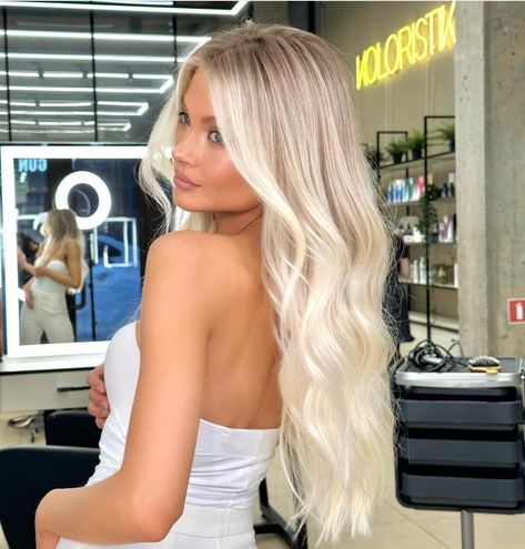 Full Colour Blonde Hair, Pearl Blonde Hair Highlights, Big Money Piece Hair Blonde, Balayage Hair Blonde Platinum, Platinum Root Smudge, Lived In Bright Blonde With Money Piece, Blonde Root Smudge With Money Piece, Platinum Blonde Hair With Root Smudge, Blonde Highlights Icy