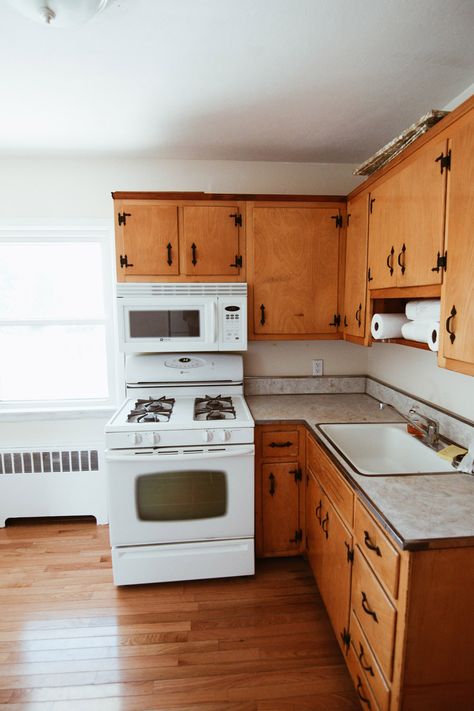 Shabby Chic Kitchen Cabinets, Old Kitchen Remodel, Pine Kitchen Cabinets, Kitchen Cabinets Before And After, Painting Kitchen Cabinets White, Kitchen Cabinet Trends, Old Kitchen Cabinets, Budget Remodel, Budget Kitchen Remodel