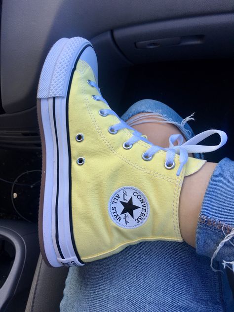 Converse Photo, High Top Platform Converse, Yellow Trainers, Yellow Converse, Aesthetic Yellow, Platform Converse, Yellow Aesthetic, Hair Clothes, Converse Sneakers