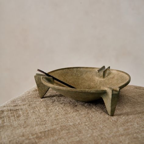 Our vintage-inspired Milan Ashtray is crafted from solid brass with a chemical patina. This ashtray blends old-world charm with modern sophistication, making it a striking piece for any space. Its substantial weight ensures stability, while the elegant design adds a touch of luxury to your decor making it the perfect gift. Designed for your home, office, or patio, this ashtray seamlessly marries functionality with timeless style. Ashtray Pottery, Wabi Sabi Home Decor, Japandi Home Decor, Modern Vintage Home Decor, Outdoor Ashtray, Japandi Home, Japandi Decor, Decor Objects, Vintage Ashtray