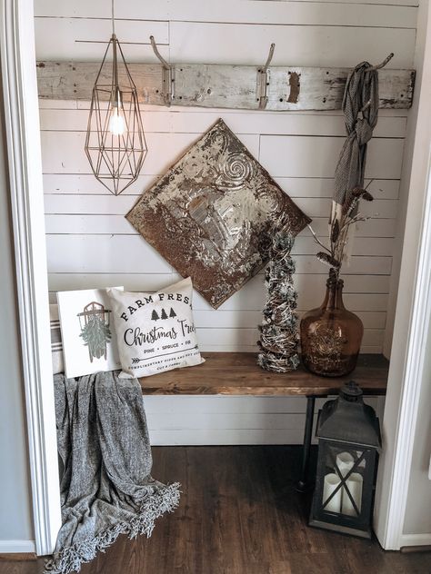 Foyer Table Decor Entryway, Rustic Entryway Table, Foyer Ideas Entryway, Cabin Wall Decor, Rustic Entryway, Farmhouse Inspiration, Home Entrance Decor, Farmhouse Decor Living Room, Western Home Decor