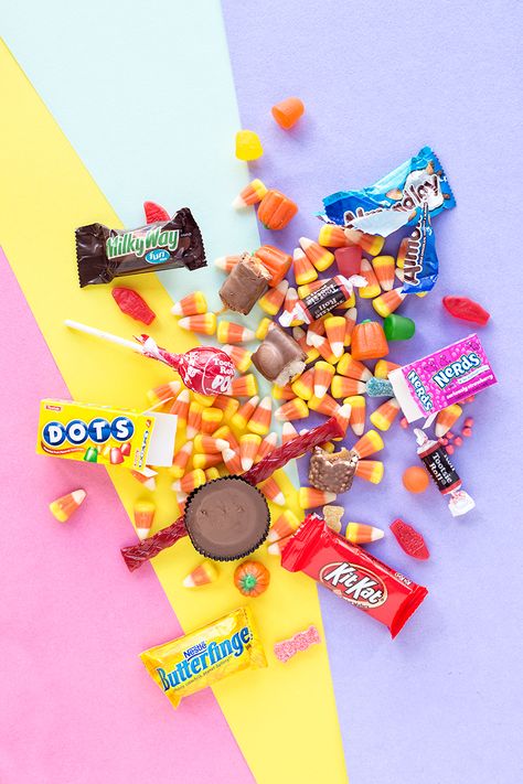 The Ultimate Guide to Halloween Candy | studiodiy.com Candy Photography Food Styling, Clementine Pumpkins, Malt Milkshake, Diy Halloween Food, Candy Photoshoot, Candy Photography, Halloween Ice Cream, Vegan Halloween, Candy Design