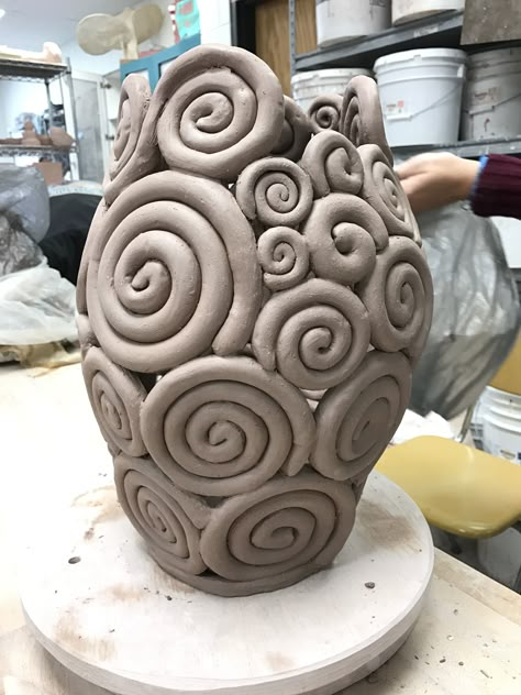 Coiled Ceramic Vessels, Exposed Coil Pots, Coil Building Ceramics, Coil Vase Ceramics, Coil Bowls Ceramic, Coil Pots Ideas, Clay Coil Pots, Ceramic Coil Pots, Coil Vase